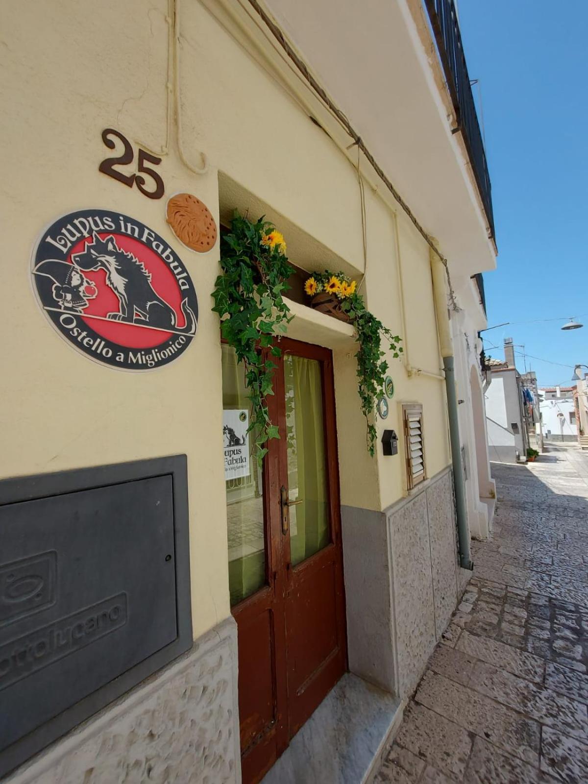 Hostel Lupus In Fabula Miglionico Exteriér fotografie